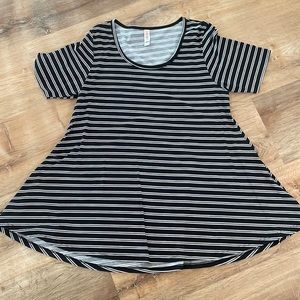 EUC LULAROE PERFECT T - Size Medium